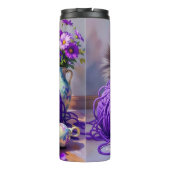 Pretty Cat with Purple Flowers and Yarn   Thermosbecher (Rückseite)