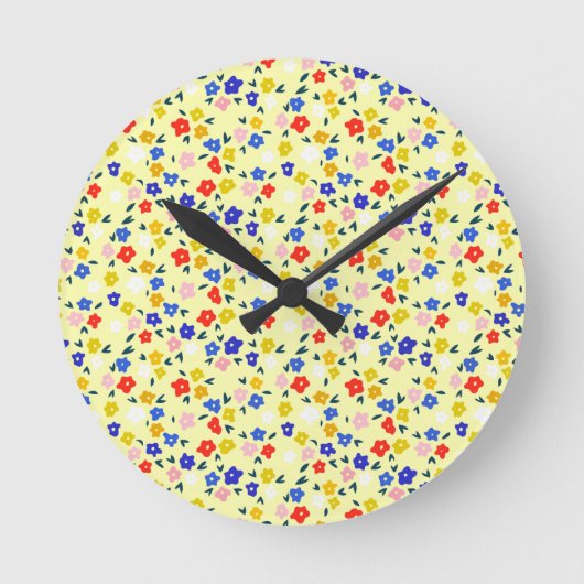 Pretty Dainty Cute Floral on Pastel Yellow Runde Wanduhr (Vorderseite)