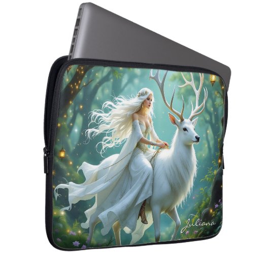Pretty Fairy and White Deer in Enchanted Forest Laptopschutzhülle (Vorne Rechts)