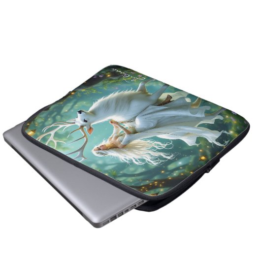 Pretty Fairy and White Deer in Enchanted Forest Laptopschutzhülle (Vorne Knopf)