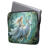 Pretty Fairy and White Deer in Enchanted Forest Laptopschutzhülle (Vorderseite Links)