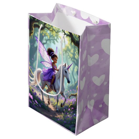 Pretty Fairy in Enchanted Forest Birthday Mittlere Geschenktüte (Vorderseite Schrägansicht)