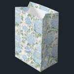 Pretty Light Blue White Flowers Bridal Shower Mittlere Geschenktüte<br><div class="desc">Pretty Light Blue White Flowers Bridal Shower</div>