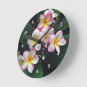 Pretty Pink and Yellow Plumeria Floral Photo Runde Wanduhr (Winkel)