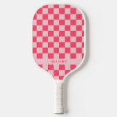 Pretty Pink Chic Checkerboard Custom Name Pickleball Schläger (Vorderseite)