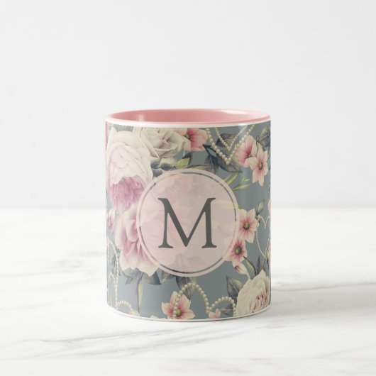 Pretty Pink Roses and Pearl Hearts Monogram Zweifarbige Tasse (Mittel)