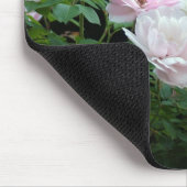 Pretty Pink und White Rose Flower Bushes. Floral, Mousepad (Ecke)