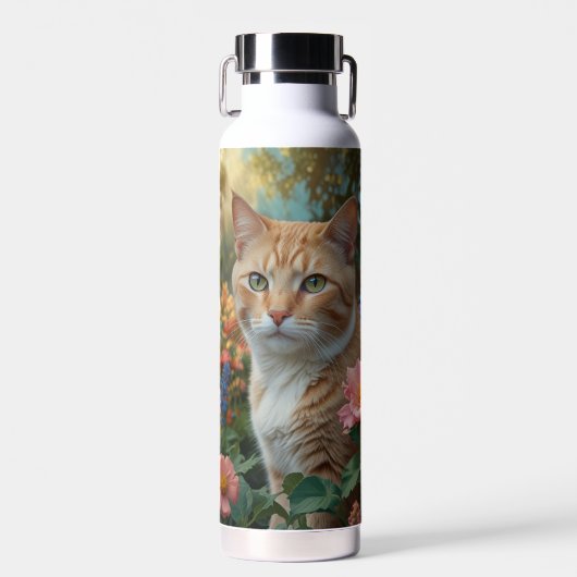Pretty white orange cat in floral garden trinkflasche (Vorne)