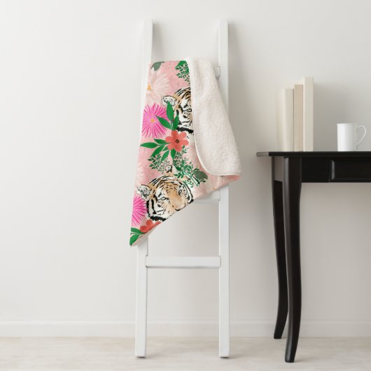 Pretty White Pink Tiger Floral Painting Sherpadecke (Beispiel)