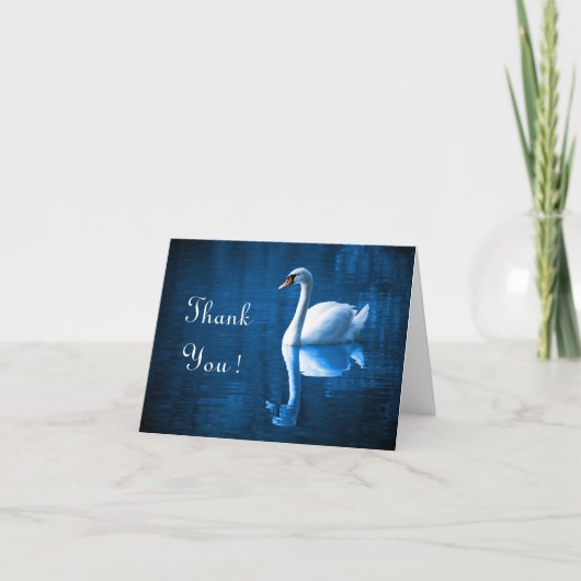 Pretty white swan floating on blue lake dankeskarte (Vorderseite)