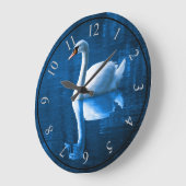 Pretty white swan floating on blue lake große wanduhr (Winkel)