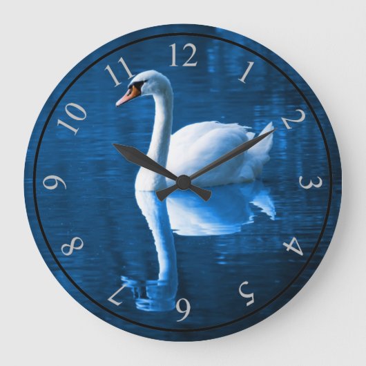 Pretty white swan floating on blue lake große wanduhr (Vorderseite)