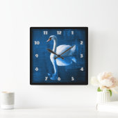 Pretty white swan floating on blue lake quadratische wanduhr (Zuhause)