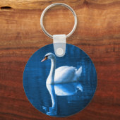 Pretty white swan floating on blue lake schlüsselanhänger (Vorderseite)