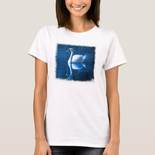 Pretty white swan floating on blue lake T-Shirt (Vorderseite)