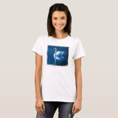 Pretty white swan floating on blue lake T-Shirt (Vorne ganz)