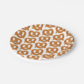 Pretzel Muster Pappteller (Schrägansicht)