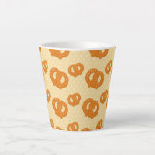 Pretzel Muster | Spaß und leckeres Snack-Design Milchtasse (Vorderseite)