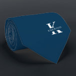 Preußen Blue Eleganmonogramm   Name | beidseitig Krawatte<br><div class="desc">Eine elegante Krawatte mit einem fett-weißen Monogramm über einen tiefen preußisch-blauen Hintergrund. Zusätzlich zu diesem Monogramm sitzt Ihr Vor- oder Nachname in allen Hauptstädte. Wenn Sie einen mutigeren Blick auf den persönlichen Namen im großen Buchstaben bevorzugen, können Sie folgendes tun: Benutzen Sie die Funktion Anpassen/Bearbeiten und klicken Sie auf den...</div>