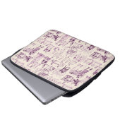 Pride and Prejudice Toile de Jouy Plum und Apricot Laptopschutzhülle (Vorne Knopf)