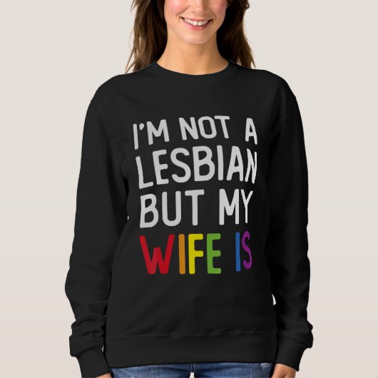 Pride LGBT Trans I'm Not A Lesbian But My Wife Is_ Sweatshirt (Vorderseite)