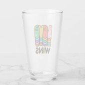 Pride LGBTQ Liebe gewinnt Rainbow Retro Typografie Glas (Rückseite)