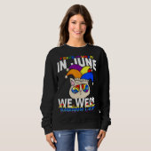 Pride Month 2022 Lgbt Q Jester Hat Rainbow Flag Ga Sweatshirt (Vorne ganz)