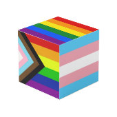 Pride Paperweight Würfel (Vorderseite Schrägansicht)