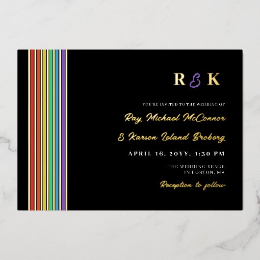 Pride Stripes Monogramm informelle LGBT-Hochzeit Folieneinladung (Vorderseite)