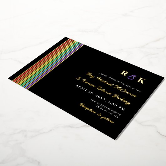 Pride Stripes Monogramm informelle LGBT-Hochzeit Folieneinladung (Gedreht)