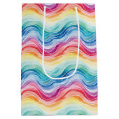 Pride Wavy Rainbow Stripes Pattern Wine, Small, Mittlere Geschenktüte (Rückseite)