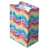Pride Wavy Rainbow Stripes Pattern Wine, Small, Mittlere Geschenktüte (Rückseite Schrägansicht)