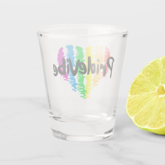 PrideVibe Logo Rainbow Herz Schnapsglas (Rückseite)