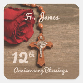 Priester 12. Ordination Jubiläum Rose und Rosary Quadratischer Aufkleber