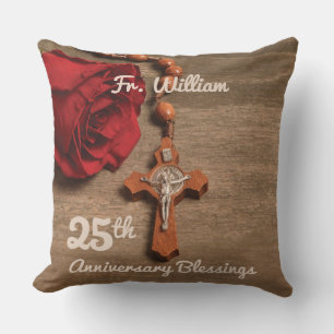 Priester-25. Klassifikations-Jahrestags-Rose und Kissen