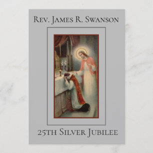 Priester mit silberner Jahrestags-Einladung Jesuss Einladung