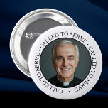 Priesterordenung PriesterCollar Button<br><div class="desc">Dieses Button ist perfekt für den Priestersonntag, für die Jubiläen der Ordination oder für jede Gelegenheit, die Geistlichkeit zu ehren. Es dient als bedeutsames Symbol der Wertschätzung und des Respekts für diejenigen, die ihr Leben dem Dienst an Christus und Seiner Kirche widmen. Der weiße Hintergrund stellt sicher, dass der Priester...</div>