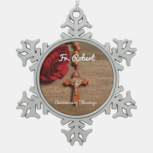 Priesterordnung Rote Rose und Rosary Schneeflocken Zinn-Ornament (Vorderseite)