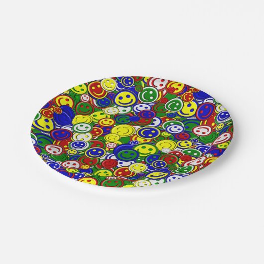 Primäres glückliches Gesicht Allover Beads Pappteller (Schrägansicht)