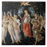 Primavera, Sandro Botticelli Fliese<br><div class="desc">Sandro Botticelli (1445 - 17. Mai 1510) war ein italienischer Maler der frühen Renaissance. Er gehörte zur Florentiner Schule unter der Schirmherrschaft von Lorenzo de' Medici, einer Bewegung, die Giorgio Vasari weniger als hundert Jahre später in seinem Vita Botticelli als "goldenes Zeitalter" charakterisieren würde. Botticellis posthumen Ruf erlitt bis ins...</div>