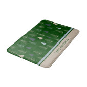 Primitive Kiefern auf grünen Flächen Badematte (Schrägansicht)