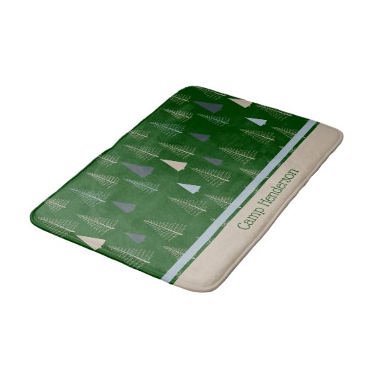 Primitive Kiefern auf grünen Flächen Badematte (Schrägansicht)