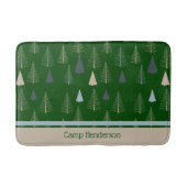 Primitive Kiefern auf grünen Flächen Badematte (Vorderseite)