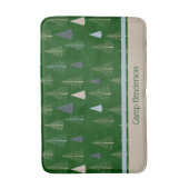 Primitive Kiefern auf grünen Flächen Badematte (Vorderseite Vertikal)