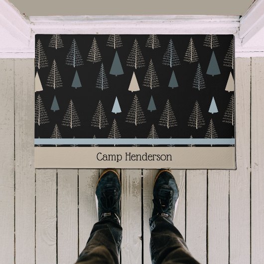 Primitive Kiefern auf schwarz Fußmatte