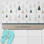 Primitive Kiefern auf Weiß Badematte