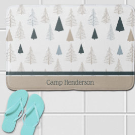 Primitive Kiefern auf Weiß Badematte