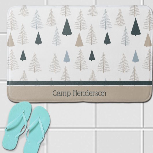 Primitive Kiefern auf Weiß Badematte