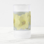 Primrose in einer Kaffeetasse (Mittel)
