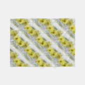 Primrose in einer Kaffeetasse Fleecedecke (Vorderseite (Horizontal))